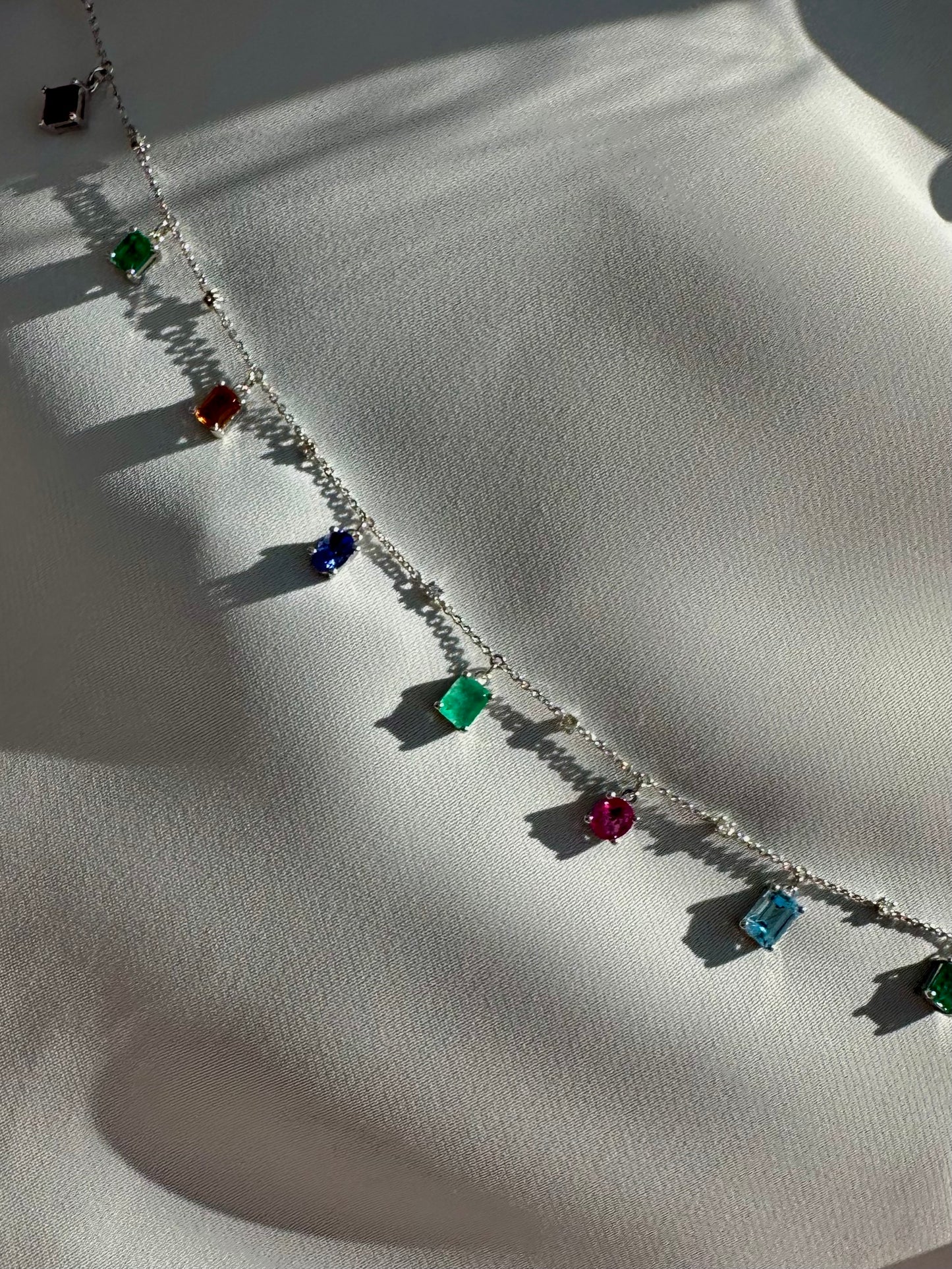 Catenina con pietre preziose pendenti