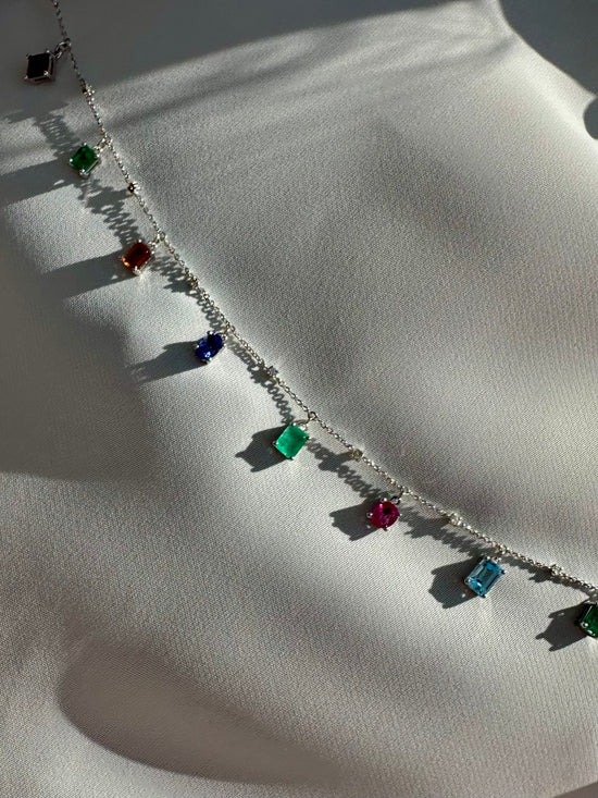 Catenina con pietre preziose pendenti