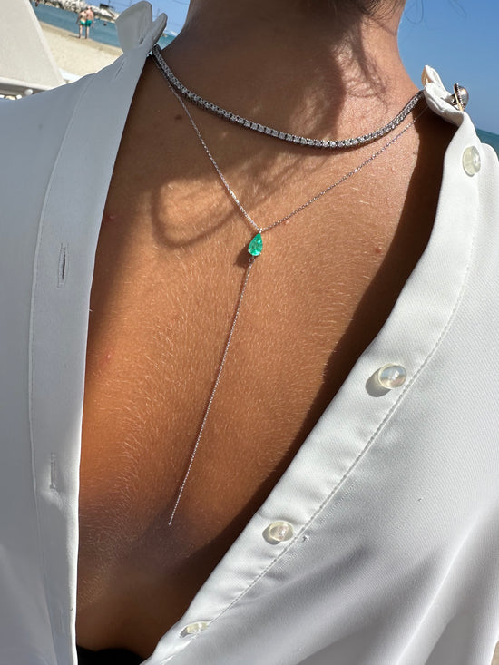 Sautoir in oro con goccia di smeraldo 0.85