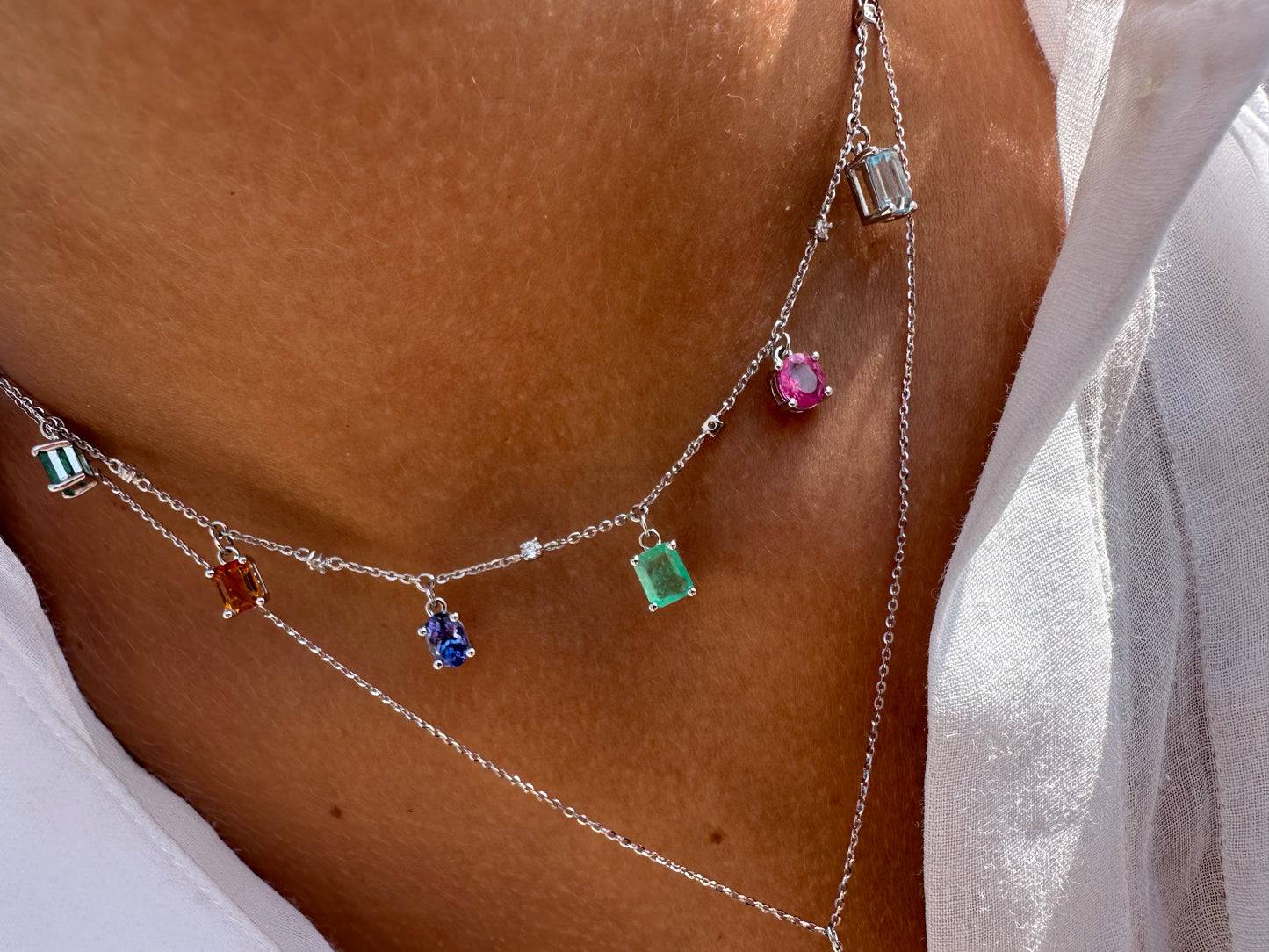 Catenina con pietre preziose pendenti