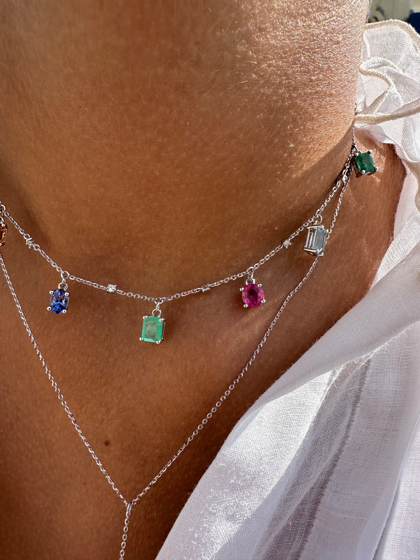 Catenina con pietre preziose pendenti