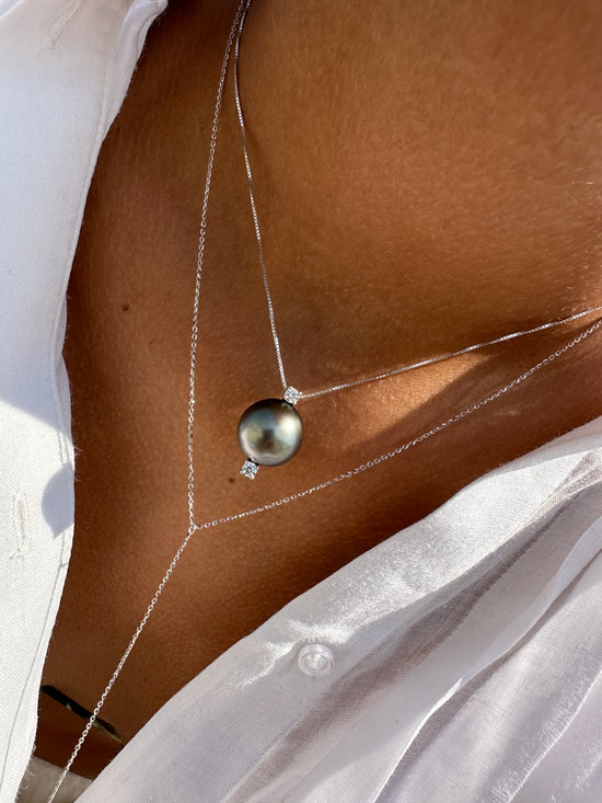 Catenina in oro con perla di mare e due diamanti