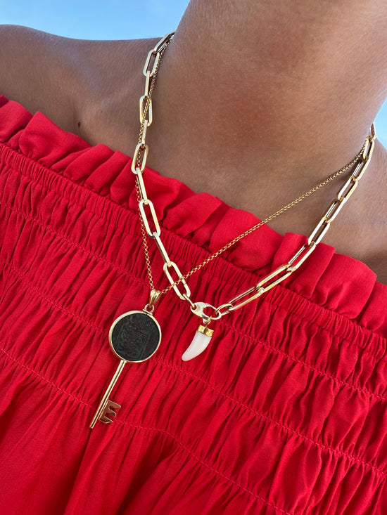 Chiave con moneta antica