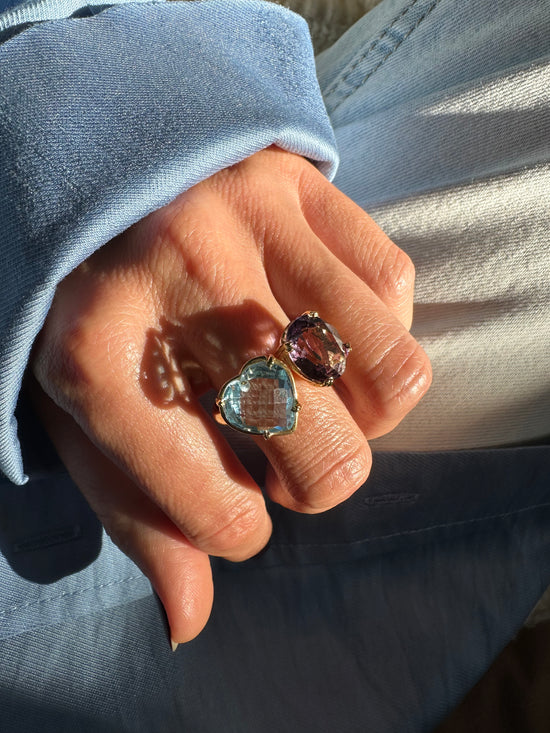 Anello con cuore di topazio azzurro