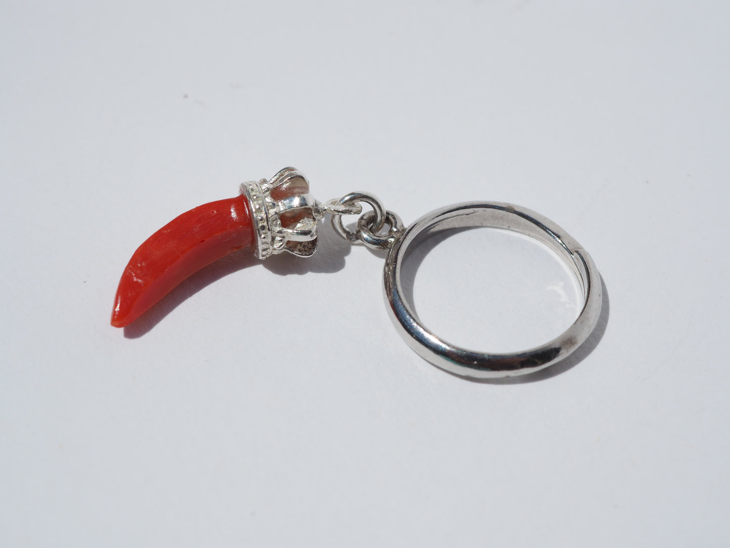 Anello in argento con cornetto di corallo rosso