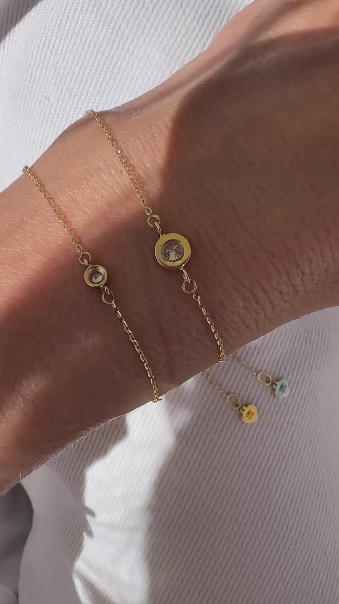 Carica e riproduci video nel visualizzatore Galleria, Baciamano in oro con brillantino
