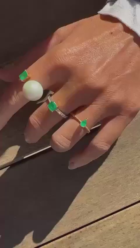 Carica e riproduci video nel visualizzatore Galleria, Fedina di brillanti con smeraldo quadrato
