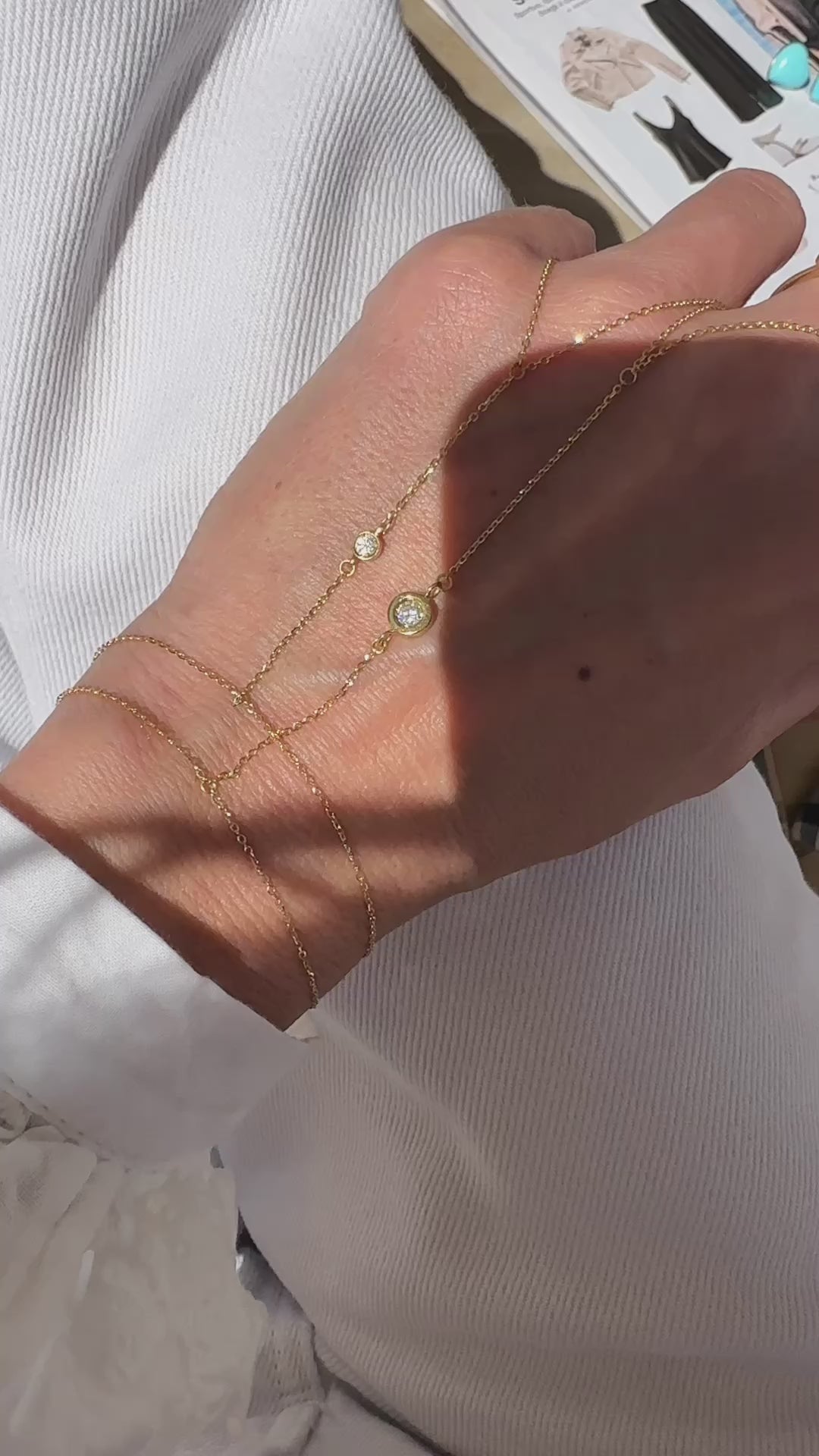 Carica e riproduci video nel visualizzatore Galleria, Baciamano in oro con brillantino
