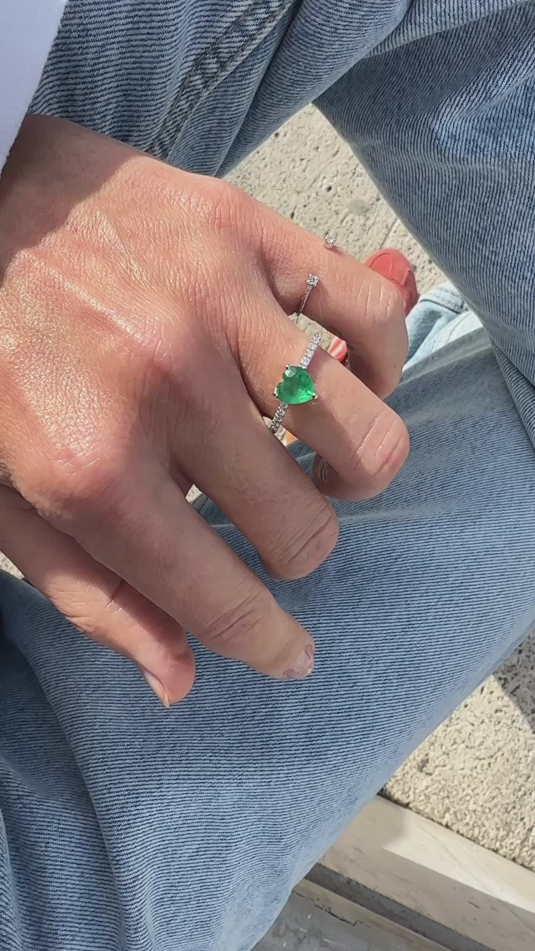 Carica e riproduci video nel visualizzatore Galleria, Veretta di diamanti con il cuore di smeraldo
