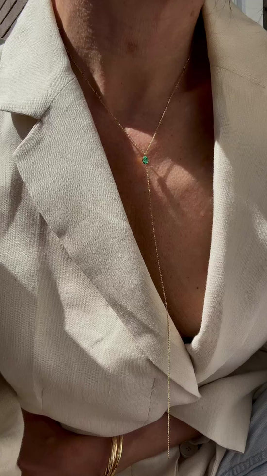 Carica e riproduci video nel visualizzatore Galleria, Sautoir in oro con goccia di smeraldo
