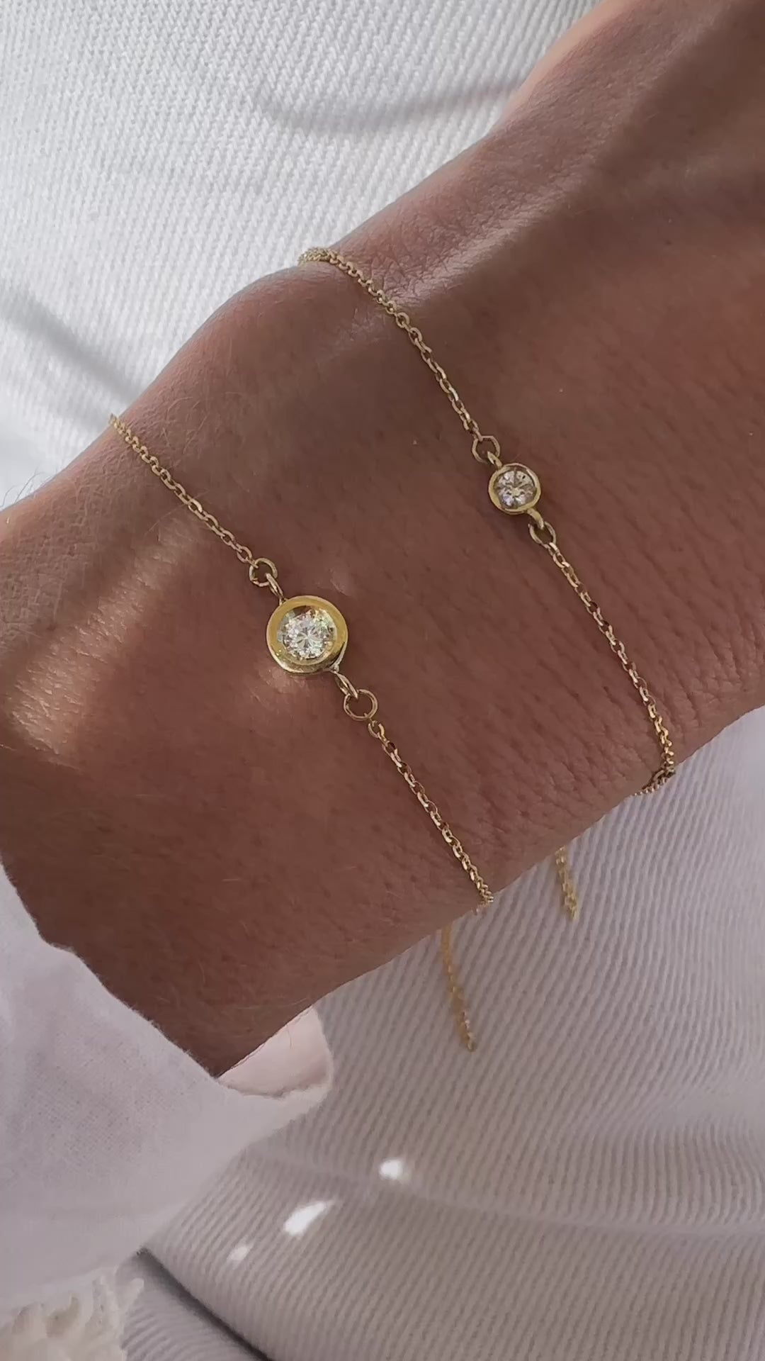 Carica e riproduci video nel visualizzatore Galleria, Baciamano in oro con brillantino
