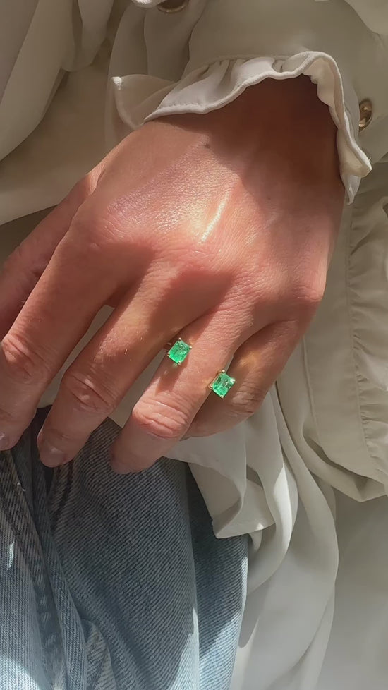 Carica e riproduci video nel visualizzatore Galleria, Anello con smeraldi
