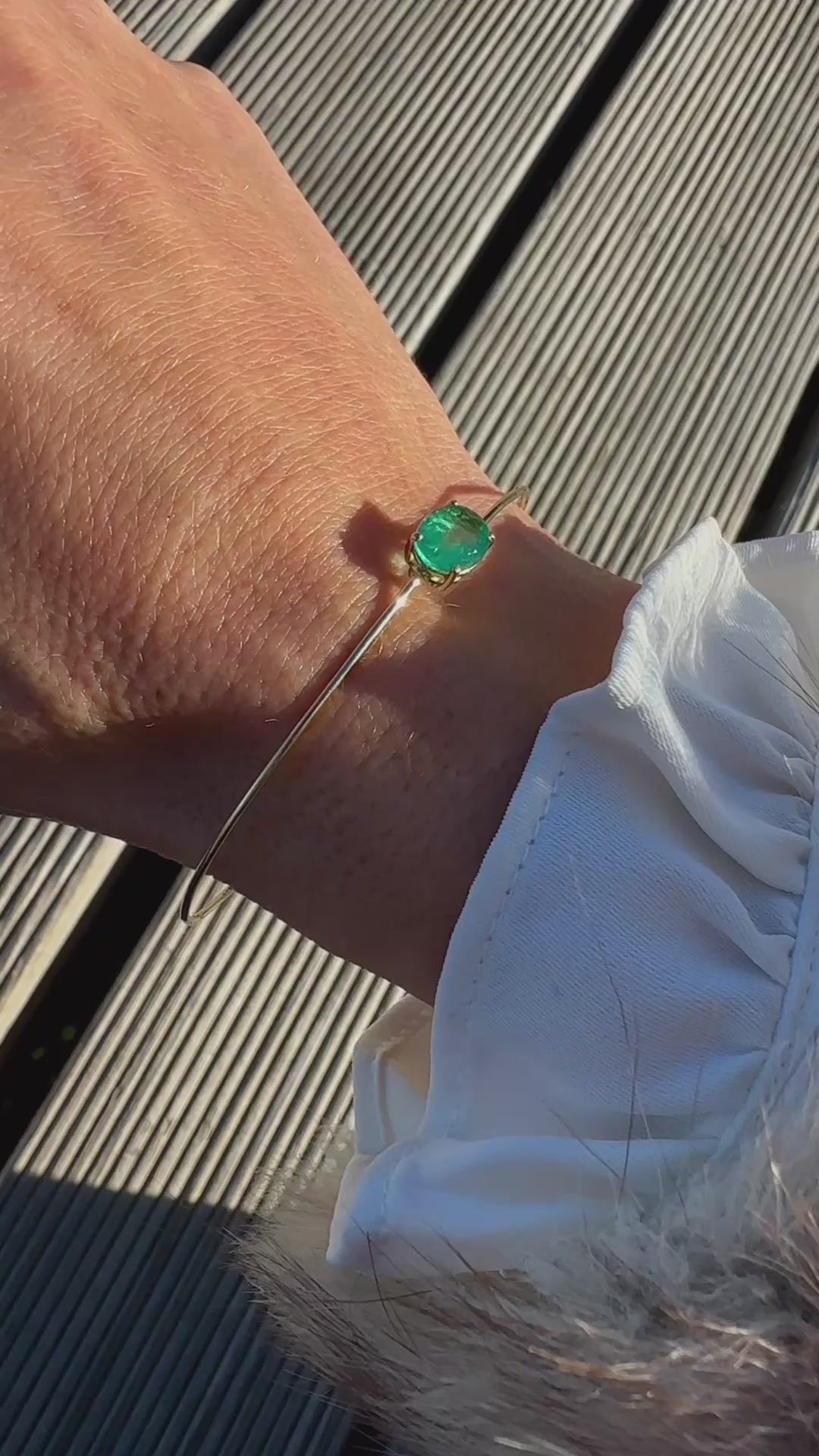 Carica e riproduci video nel visualizzatore Galleria, Bracciale rigido con smeraldo ovale 1.24
