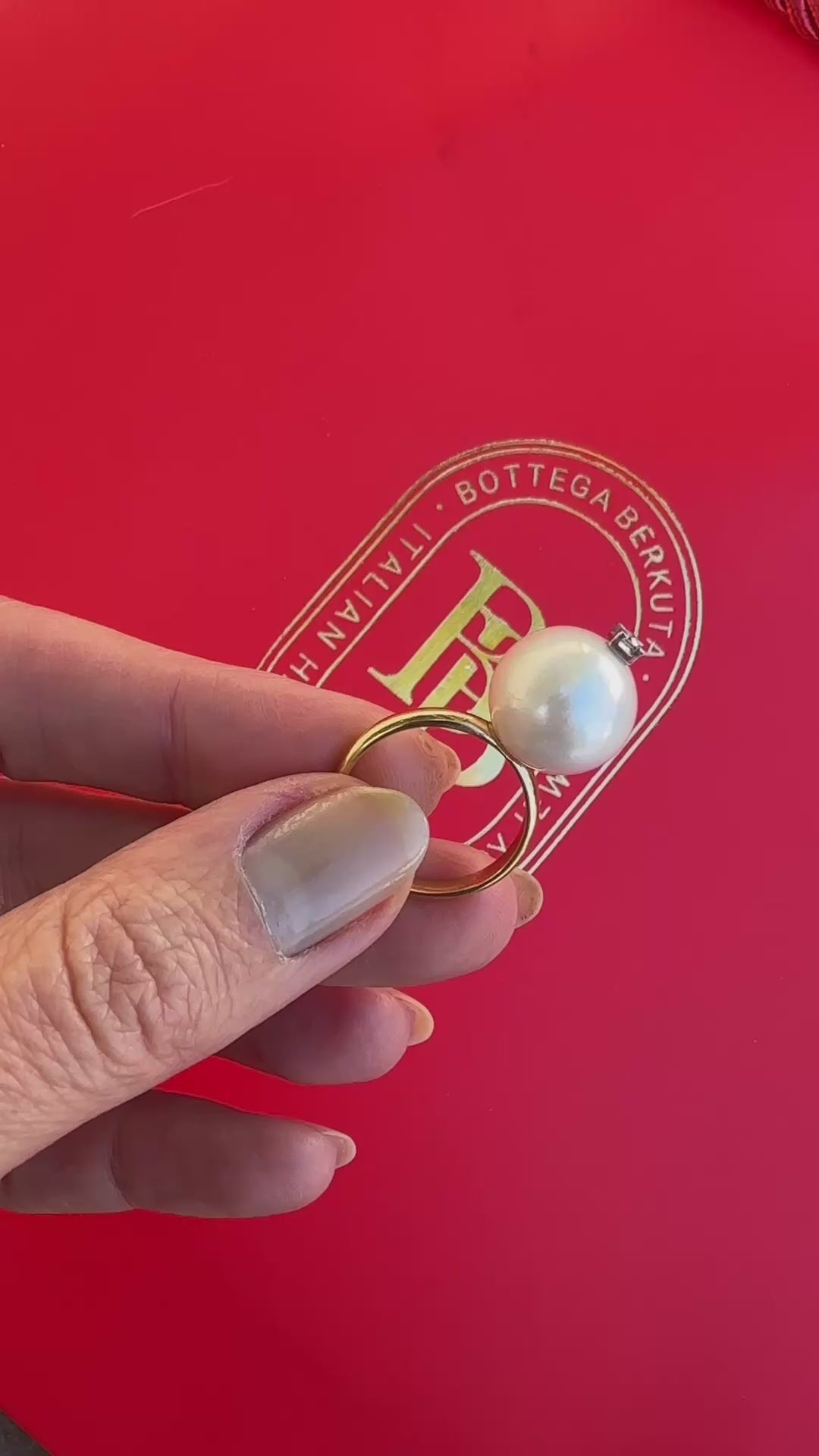 Charger et lire la vidéo dans la visionneuse de la Galerie, Anello con perla bianca e diamante
