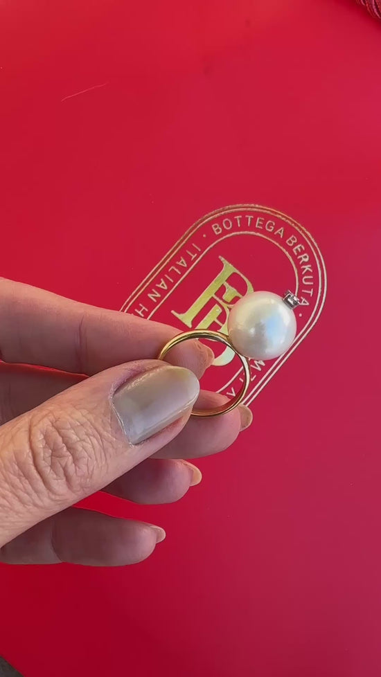 Charger et lire la vidéo dans la visionneuse de la Galerie, Anello con perla bianca e diamante
