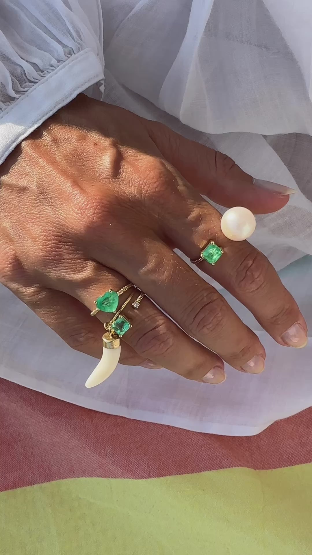 Carica e riproduci video nel visualizzatore Galleria, Anello con zannetta di corallo bianco
