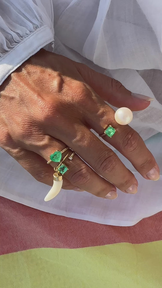 Carica e riproduci video nel visualizzatore Galleria, Anello con zannetta di corallo bianco
