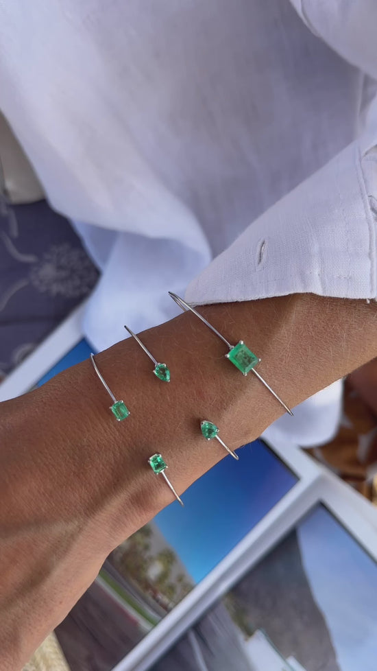 Carica e riproduci video nel visualizzatore Galleria, Bracciale alla schiava con 2 smeraldi
